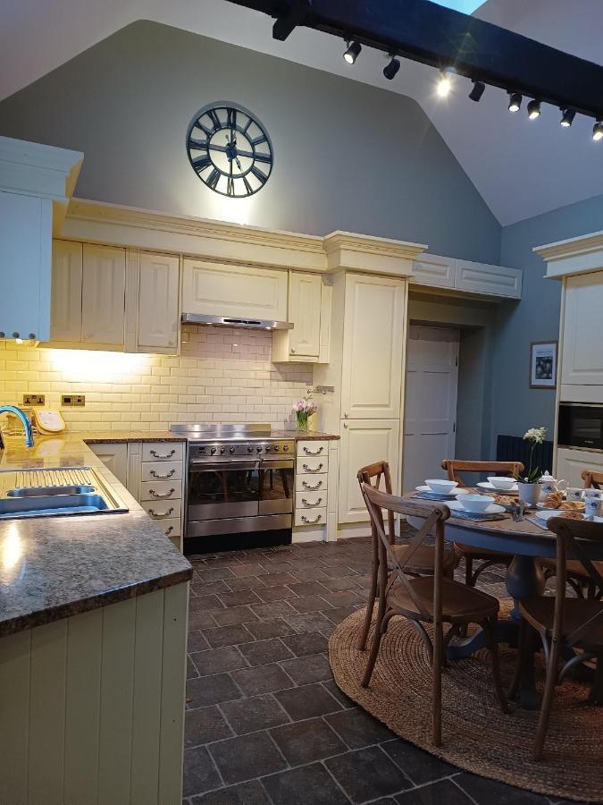 The West Wing At Eriviat Hall Hot Tub Henllan  Bagian luar foto