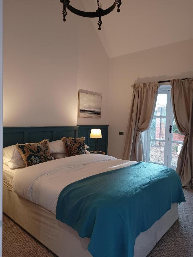 The West Wing At Eriviat Hall Hot Tub Henllan  Bagian luar foto