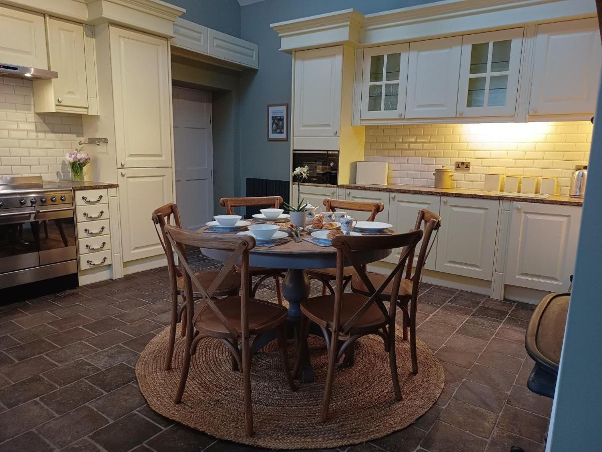 The West Wing At Eriviat Hall Hot Tub Henllan  Bagian luar foto