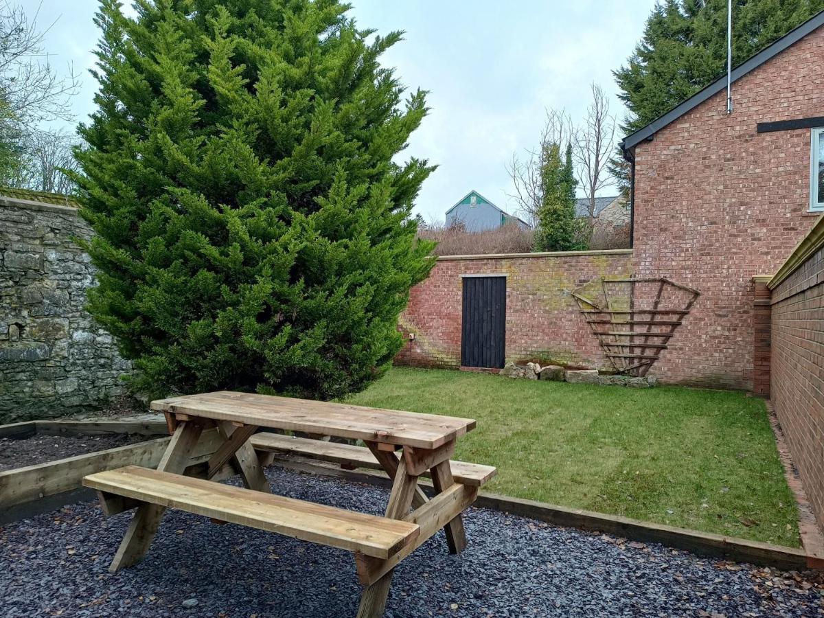 The West Wing At Eriviat Hall Hot Tub Henllan  Bagian luar foto