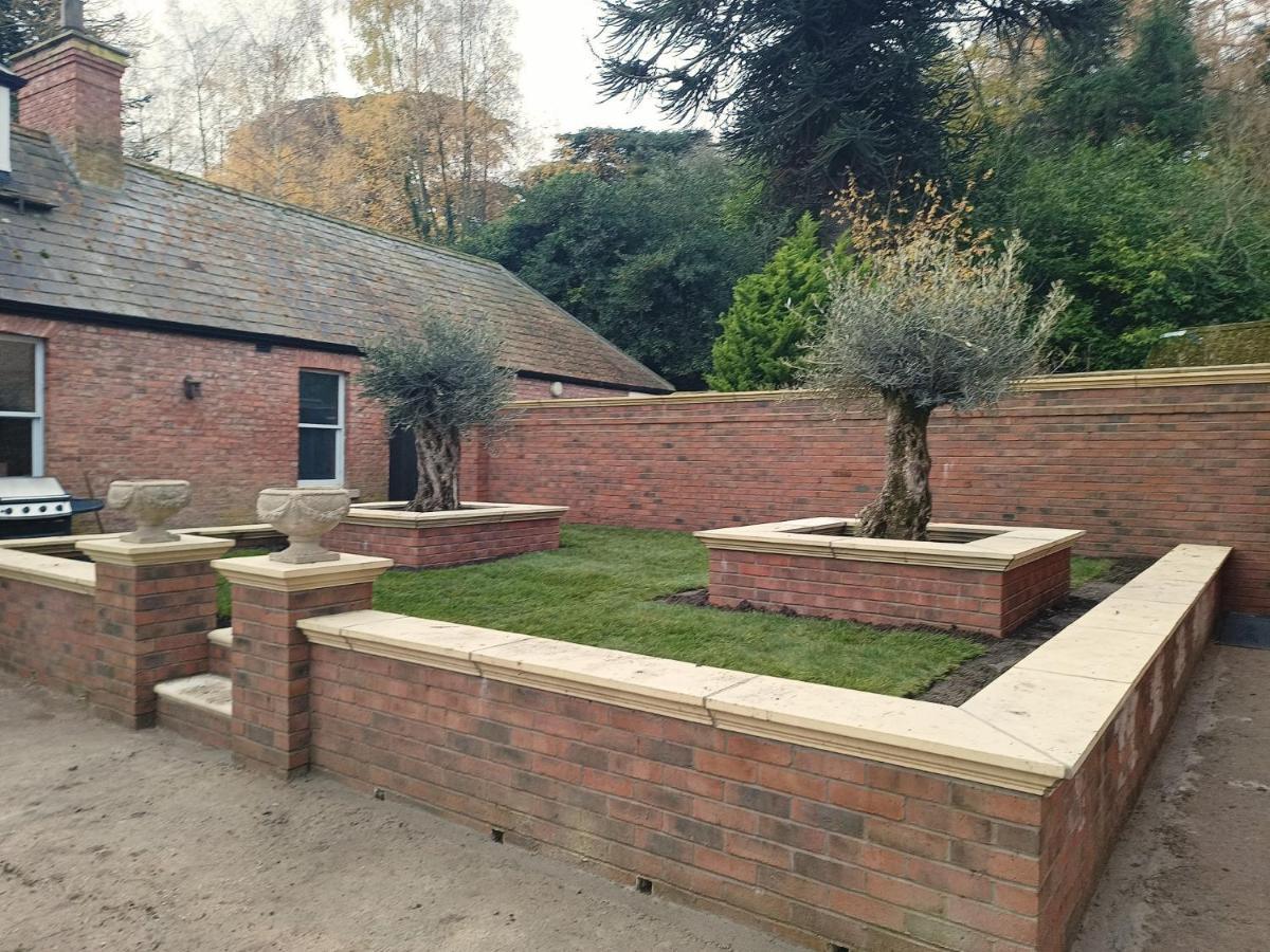 The West Wing At Eriviat Hall Hot Tub Henllan  Bagian luar foto