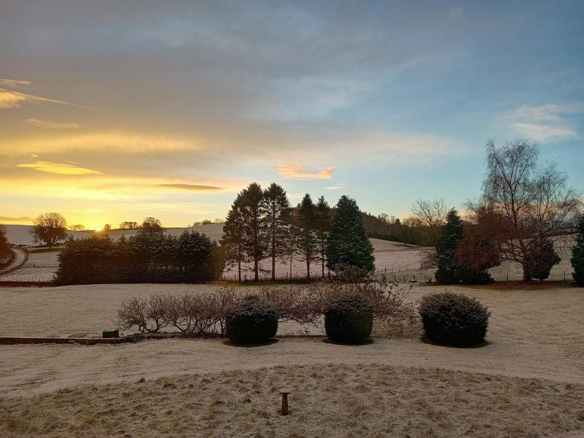 The West Wing At Eriviat Hall Hot Tub Henllan  Bagian luar foto