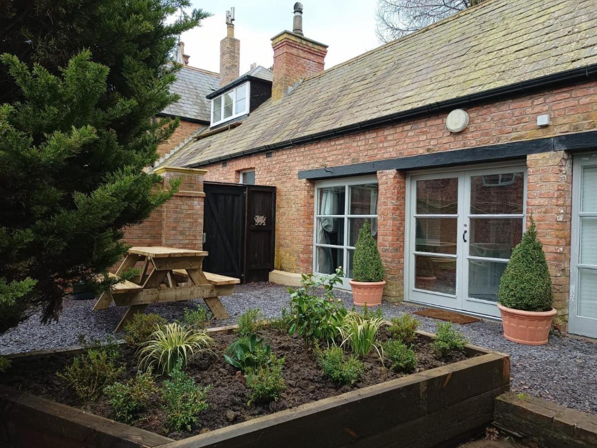The West Wing At Eriviat Hall Hot Tub Henllan  Bagian luar foto