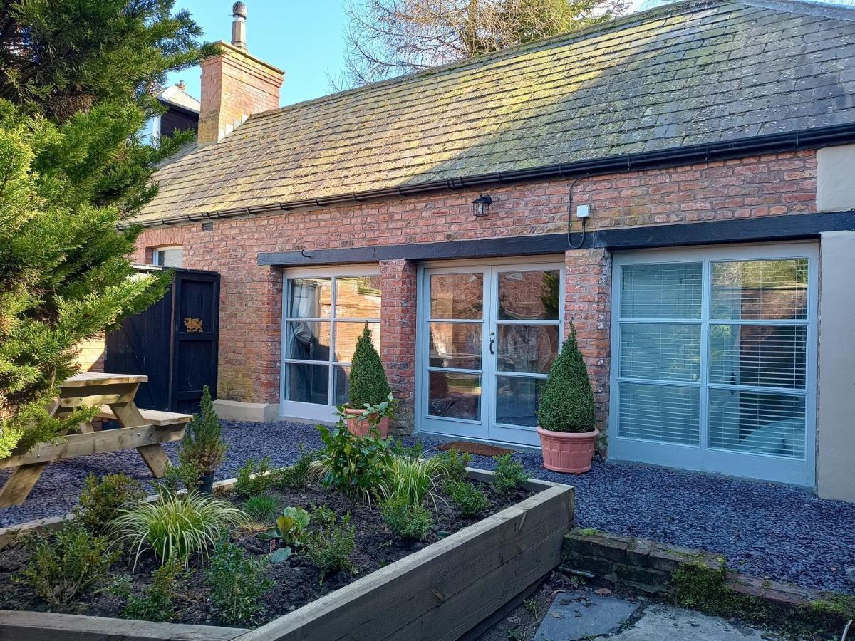 The West Wing At Eriviat Hall Hot Tub Henllan  Bagian luar foto