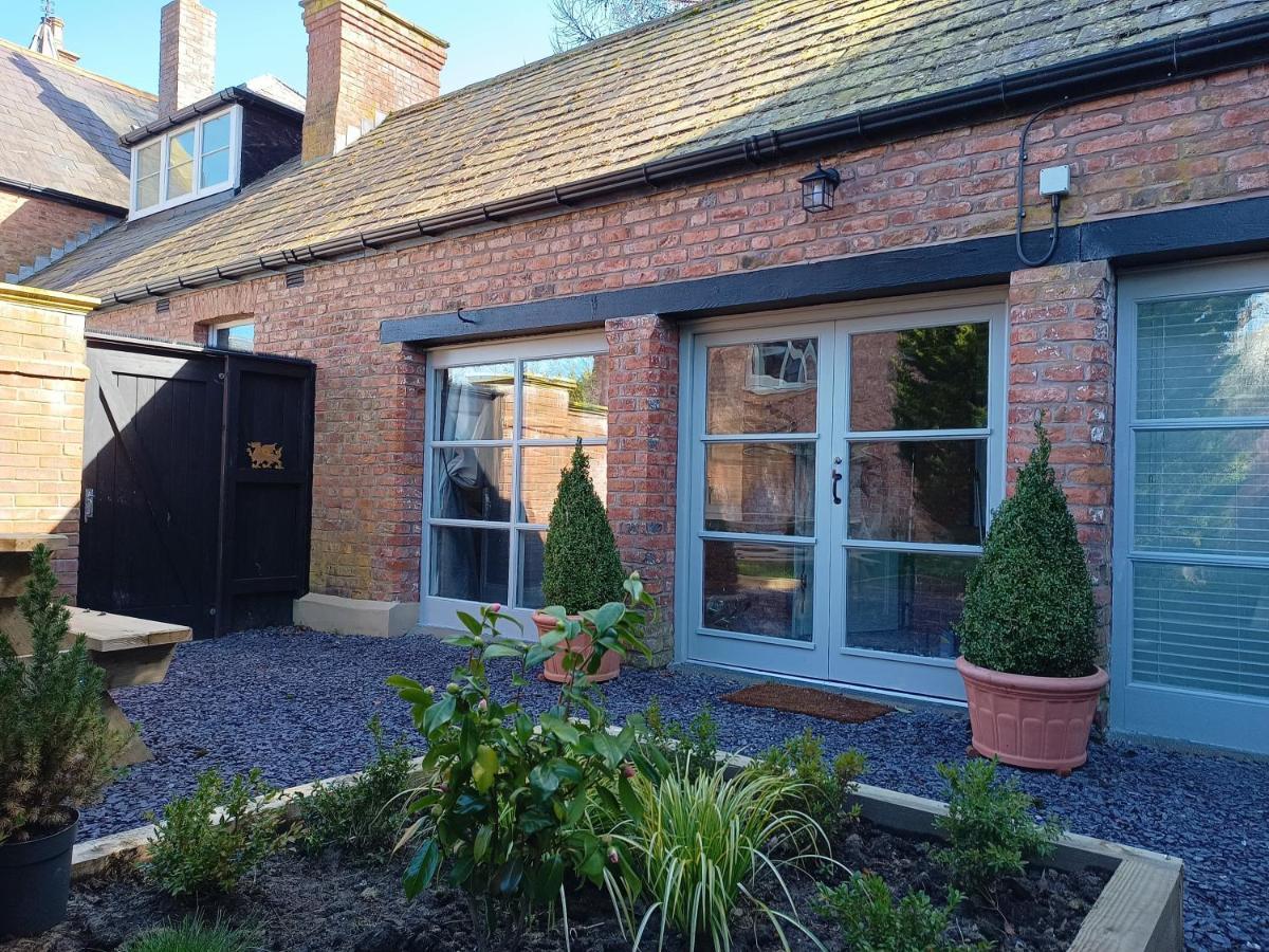 The West Wing At Eriviat Hall Hot Tub Henllan  Bagian luar foto