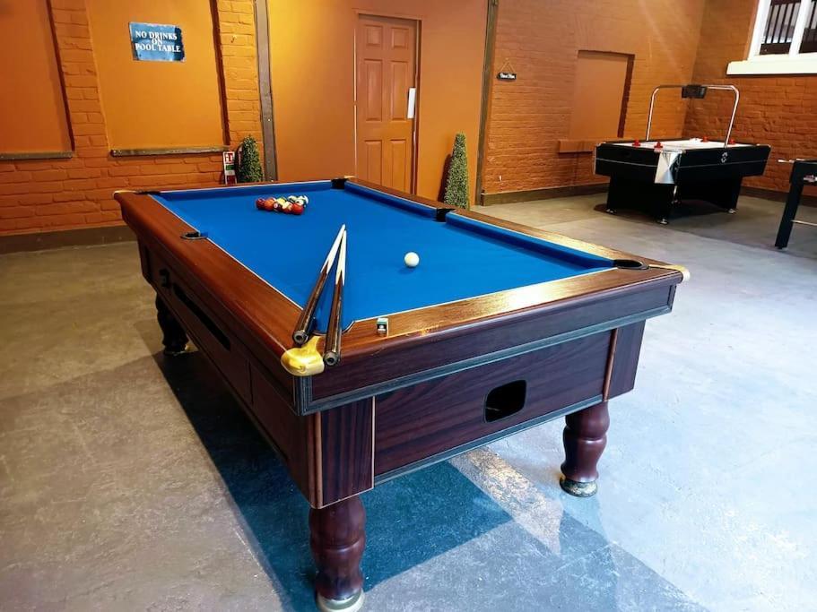The West Wing At Eriviat Hall Hot Tub Henllan  Bagian luar foto