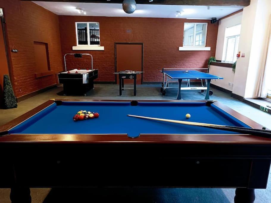 The West Wing At Eriviat Hall Hot Tub Henllan  Bagian luar foto