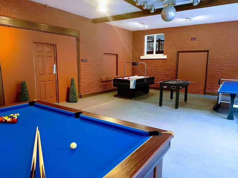 The West Wing At Eriviat Hall Hot Tub Henllan  Bagian luar foto